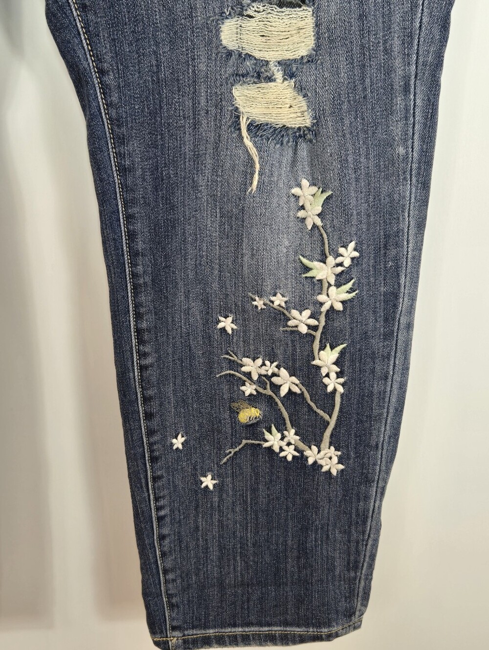 Torrid Premium Boyfriend Embroidered Jeans Mid-rise Distressed Stretch 20 NWT - Picture 7 of 15